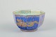 Wedgwood, 
England
Ottekantet 
skål i 
blå-lilla 
lustre ware.