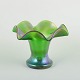 L'Art 
præsenterer: 
Bøhmen, 
attribueret til 
Loetz. Vase. 
Ca. 1900.
Mundblæst grøn 
glasvase med 
iriseret ...