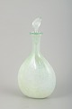 L'Art 
præsenterer: 
Dansk 
samtidsglaskunstner.
 Karaffel med 
prop. 1990.