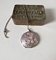 Smuk medaljon 
med kæde i 
forgyldt sølv 
og ...