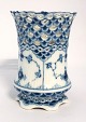 Royal 
Copenhagen. 
Musselmalet, 
helblonde. 
Vase. Model ...
