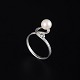 Scandinavian 
ring with pearl 
and diamonds, 
18k white gold.