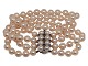 Dobbeltradet perle armbånd af store japanske rosa 
Akoja perler med 14 karat hvidgulds vedhæng med 
safirer
