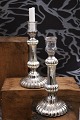 K&Co. 
præsenterer: 
Et par 
1800 tals 
lysestager i 
fattigmandssølv.

H: 24,5cm...