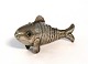 Fritz Sophus Albertus. Sølv hovedvandsæg i form af en fisk med røde flusser. 
Længde 8,5 cm