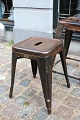 Original gammel fransk Tolix taburet i afpudset metal med fantastisk fin 
patina...