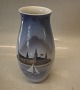 Klosterkælderen 
præsenterer: 
B&G 
1302-6247 Vase 
med sejlskib 
ved Kronborg 21 
cm Bing & 
Grøndahl