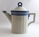 Lundin Antique 
presents: 
Royal 
Copenhagen. 
Blue Fan. 
Coffee pot. 
Model 11553. 
Height 22 cm. 
(1 quality)