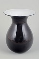 L'Art præsenterer: Peter Svarrer for HolmegaardVase “Shape”, slutningen af 1900-tallet.