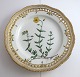 Lundin Antique 
præsenterer: 
Royal 
Copenhagen. 
Flora Danica 
tallerken med 
gennemskåret 
bort. Diameter 
25 cm. ...