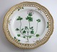 Lundin Antique 
præsenterer: 
Royal 
Copenhagen. 
Flora Danica 
tallerken med 
gennemskåret 
bort. Diameter 
25 cm. ...