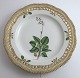 Lundin Antique 
præsenterer: 
Royal 
Copenhagen. 
Flora Danica 
tallerken med 
gennemskåret 
bort. Diameter 
25 cm. ...