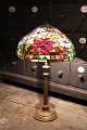 K&Co. 
præsenterer: 
Dekorativ 
, gammel 
Tiffany 
bordlampe fra 
40érne. med 
glasskærm i 
farvet 
blomstermotiv 
og fod ...
