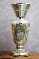 Antik, 1800 tals vase i fattigmandssølv med håndmalet portræt billede af en 
lille pige...