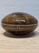 Tage Henriksen Antikviteter præsenterer: Lågkrukke af Gertrud Vasegaard. h 14 cm Dia 21 1999. Fin stand.
