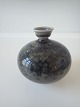 Berndt Friberg - lille buttet vase i stentøj.