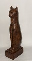 Reutemann Antik præsenterer: EMIL RUGE: Figur af siddende kat i keramik