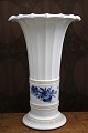 K&Co. præsenterer: Hvid Hetsch vase med Blå Blomst motiv fra Royal Copenhagen.År 1960...
