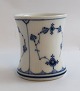 Lundin Antique præsenterer: Royal Copenhagen. Musselmalet, riflet. Bæger / vase. Model 2157. Højde 9,5 cm. (2 ...