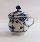 Lundin Antique præsenterer: Royal Copenhagen. Musselmalet, halvblonde. Sennepskrukke. Model 744. Højde 8,5 cm. ...