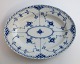 Lundin Antique præsenterer: Royal Copenhagen. Musselmalet Halvblonde. Ovalt serveringsfad. Model 531. Længde 25 ...