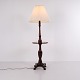 Osted Antik & Design præsenterer: Original Mahogni Standerlampe med Indbygget Bord og Løvefødder fra 1880’erne