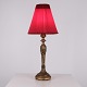 Osted Antik & Design præsenterer: Bordlampe i Forgyldt Træ med Udskæringer og Original Rød Lampeskærm fra ...