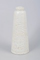 L'Art præsenterer: Gunnar Nylund for Rörstrand, vase i chamotte med hvid glasur.