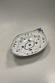 Danam Antik præsenterer: Royal Copenhagen Musselmalet Riflet Brødfad No. 3
