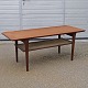 Kinnerup Antik & Porcelæn præsenterer: Sofabord med hyldeTeak129,5 cm