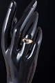 L'Art præsenterer: 14 karat guldring med grøn syntetisk spinel.