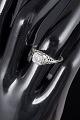 L'Art præsenterer: 8 karat hvidguldsring med diamant.