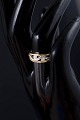 L'Art præsenterer: 8 karat guldring med tre hvide sten. Dansk guldsmed.