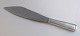 Lundin Antique præsenterer: Georg Jensen. Sterlingsølv. Kagekniv med stålklinge. Længde 25 cm.
