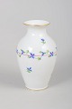 L'Art præsenterer: Herend håndmalet porcelænsvase.