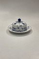 Danam Antik præsenterer: Royal Copenhagen Musselmalet Riflet Smørskål No. 4