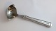 Lundin Antique präsentiert: Georg Jensen. Sterlingsilber (925). Dobbeltriflet. Saucenlöffel mit Silbergriff. ...