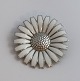 Lundin Antique præsenterer: Georg Jensen. Marguerit broche i sterlingsølv (925). Diameter 4,2 cm