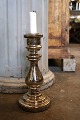 K&Co. præsenterer: Antik , 1800 tals lysestage i fattigmandssølv med fin gammel patina.Højde: 27,5cm. Fod ...