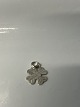 Antik Huset præsenterer: Vedhæng/Charms i sølv motiv FirkløverHøjde 1,7 cm.
