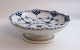 Lundin Antique præsenterer: Royal Copenhagen. Musselmalet Halvblonde. Kagefad på lille fod. Model 511. Diameter ...