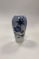 Danam Antik præsenterer: Royal Copenhagen Art Nouveau Vase med Blå og Hvid Blomster motiv No. 2679/295
