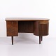 Osted Antik & Design præsenterer: Kai Kristiansen Kidney 54 Skrivebord i Valnød for FM Furniture Feldballe ...