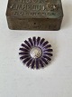 Karstens Antik præsenterer: Georg Jensen Marguerit broche/vedhæng i sølv med lilla emalje