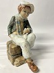 Antik Huset præsenterer: Siddende dreng, Figur Spansk.Højde 27,5 cm.