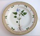 Lundin Antique præsenterer: Royal Copenhagen, Flora Danica. Middags tallerken. Design #3549. Diameter 25 cm. (1 ...