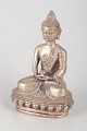 L'Art præsenterer: Buddhafigur i forsølvet metal.