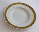 Lundin Antique præsenterer: Royal Copenhagen. Vifte med guld. Dyb desserttallerken. Diameter 22 cm. Model ...