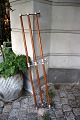Gammel hattehylde / knagerække i krom og træ.L: 130cm...