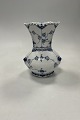 Danam Antik præsenterer: Royal Copenhagen Musselmalet Helblonde Vase med snegle No 1197